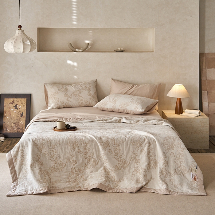 91家纺网 家纺一手货源 找家纺 宜代光年 2026新款60S水洗棉全棉纯棉三层纱色织提花夏被四件套系列 执笔水墨-咖