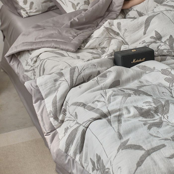 91家纺网 家纺一手货源 找家纺 宜代光年 2026新款60S水洗棉全棉纯棉三层纱色织提花夏被四件套系列 林逾静-灰