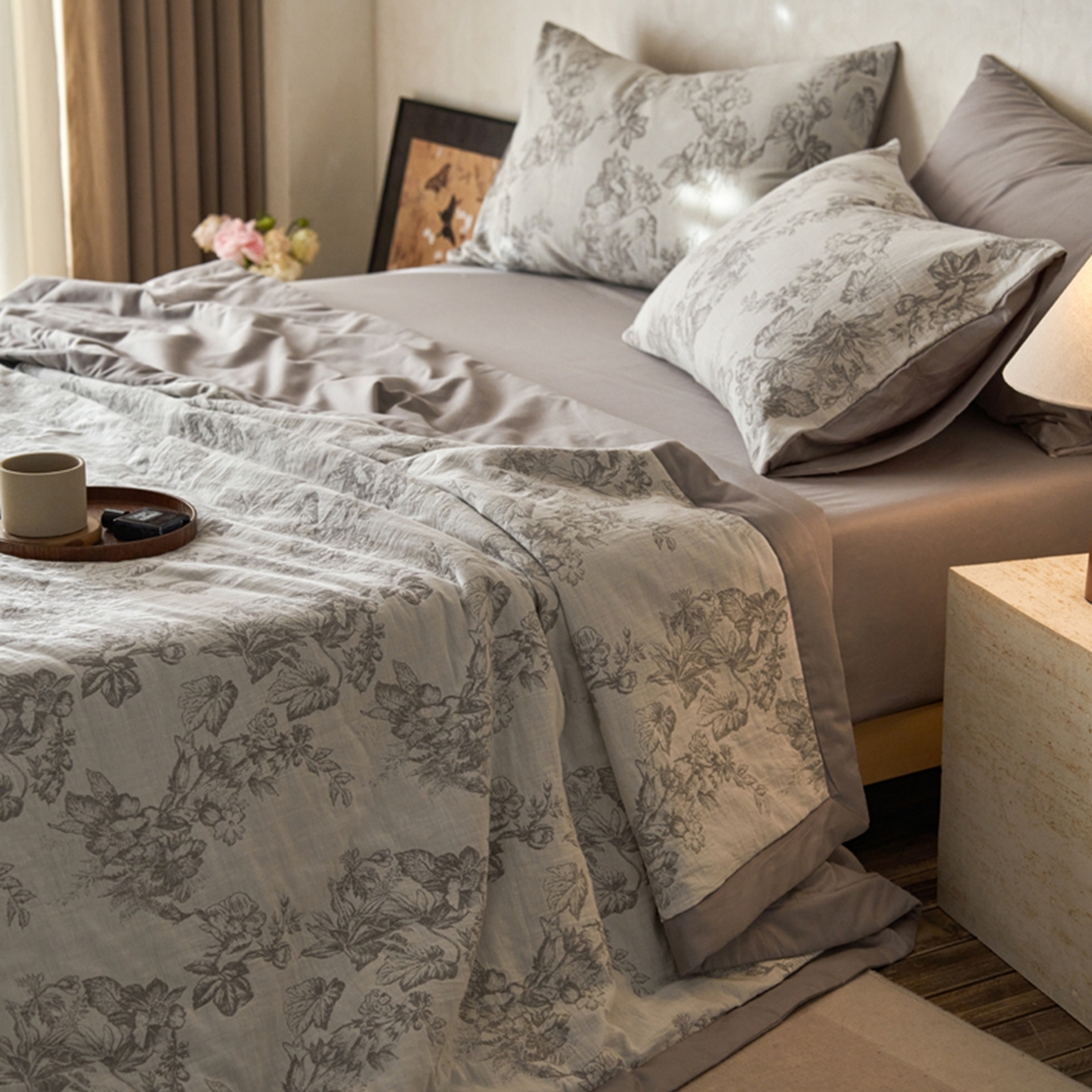 91家纺网 家纺一手货源 找家纺 （总）宜代光年 2026新款60S水洗棉全棉纯棉三层纱色织提花夏被四件套系列