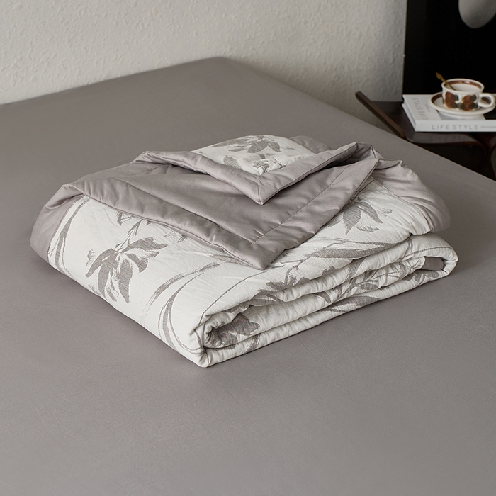 91家纺网 家纺一手货源 找家纺 宜代光年 2026新款60S水洗棉全棉纯棉三层纱色织提花夏被四件套系列 林逾静-灰