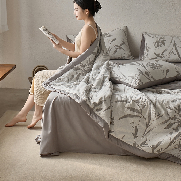 91家纺网 家纺一手货源 找家纺 宜代光年 2026新款60S水洗棉全棉纯棉三层纱色织提花夏被四件套系列 林逾静-灰