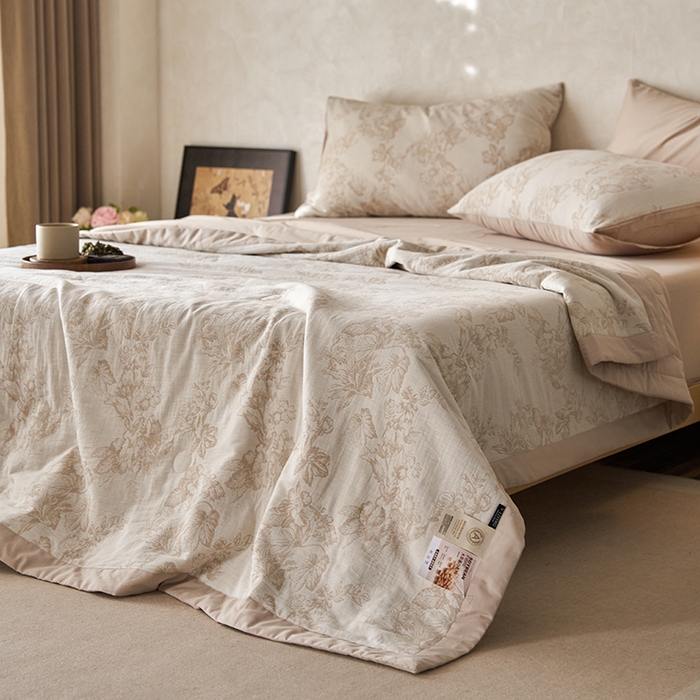 91家纺网 家纺一手货源 找家纺 宜代光年 2026新款60S水洗棉全棉纯棉三层纱色织提花夏被四件套系列 执笔水墨-咖