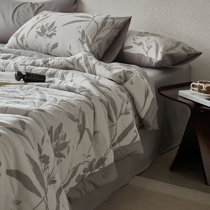 91家纺网 家纺一手货源 找家纺 宜代光年 2026新款60S水洗棉全棉纯棉三层纱色织提花夏被四件套系列 林逾静-灰
