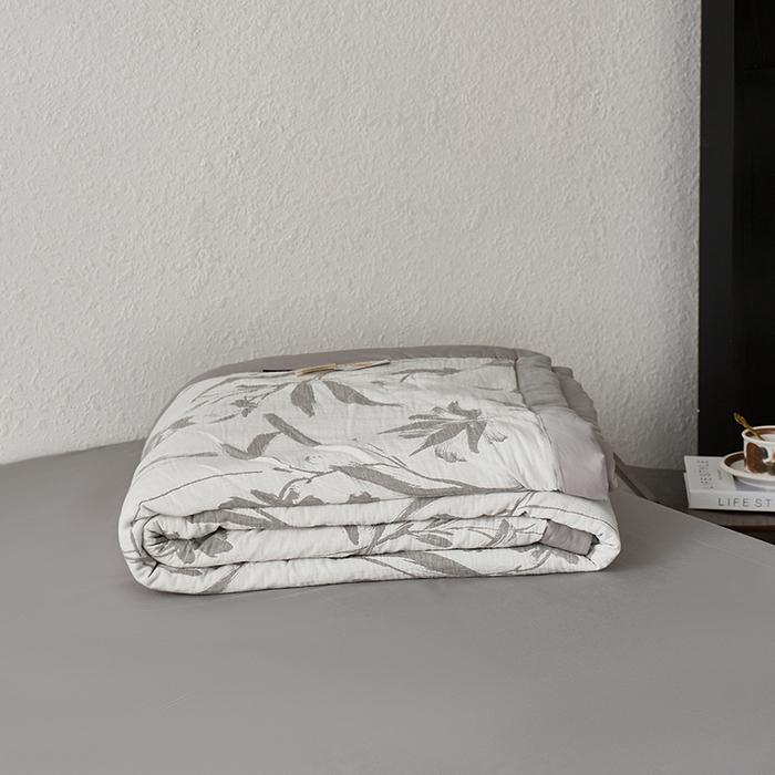 91家纺网 家纺一手货源 找家纺 宜代光年 2026新款60S水洗棉全棉纯棉三层纱色织提花夏被四件套系列 林逾静-灰