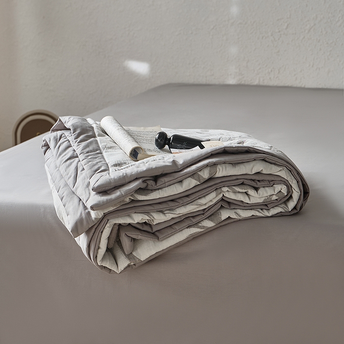 91家纺网 家纺一手货源 找家纺 宜代光年 2026新款60S水洗棉全棉纯棉三层纱色织提花夏被四件套系列 林逾静-灰