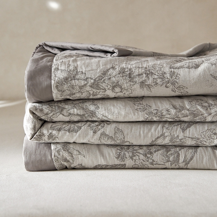 91家纺网 家纺一手货源 找家纺 宜代光年 2026新款60S水洗棉全棉纯棉三层纱色织提花夏被四件套系列 执笔水墨-灰