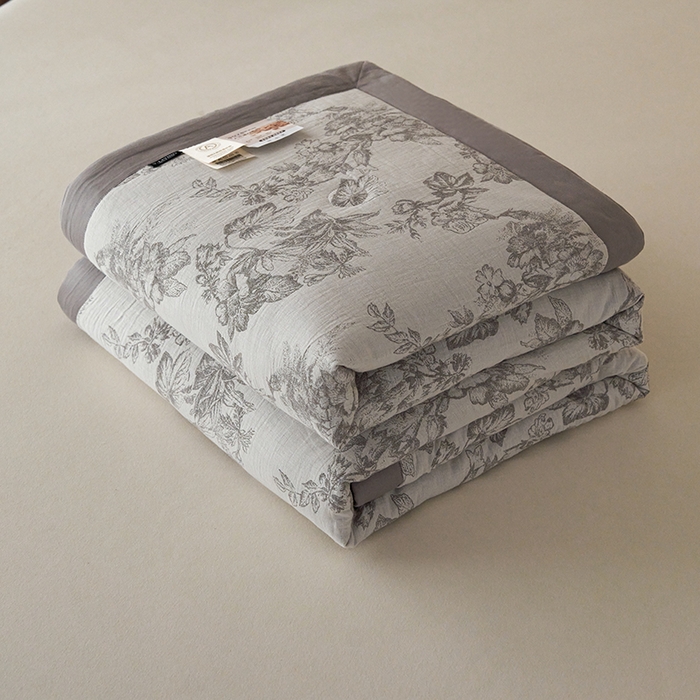 91家纺网 家纺一手货源 找家纺 宜代光年 2026新款60S水洗棉全棉纯棉三层纱色织提花夏被四件套系列 执笔水墨-灰