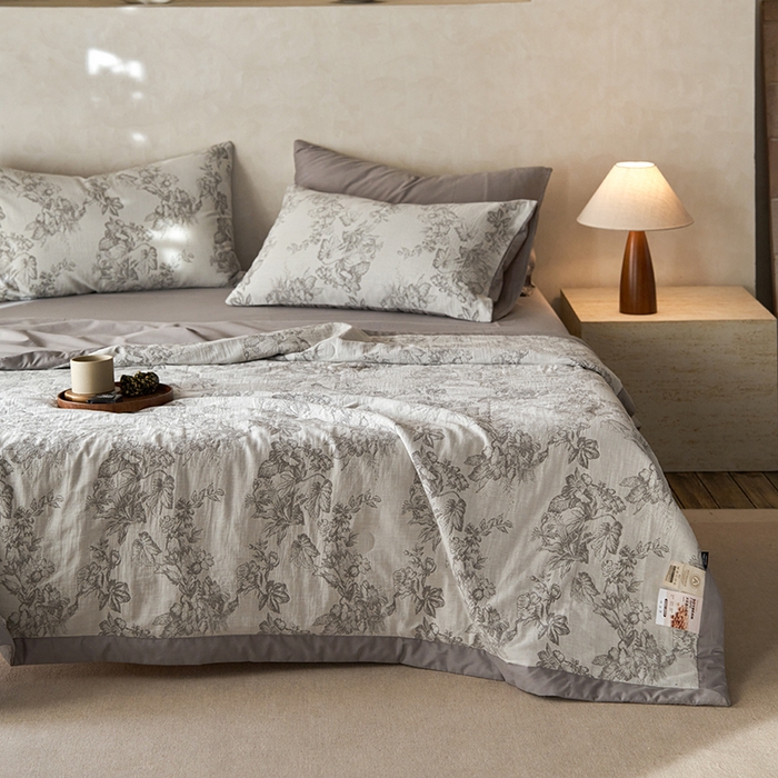 91家纺网 家纺一手货源 找家纺 宜代光年 2026新款60S水洗棉全棉纯棉三层纱色织提花夏被四件套系列 执笔水墨-灰