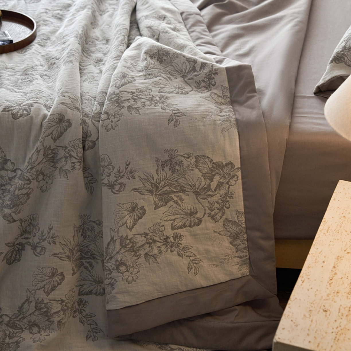 91家纺网 家纺一手货源 找家纺 宜代光年 2026新款60S水洗棉全棉纯棉三层纱色织提花夏被四件套系列 执笔水墨-灰