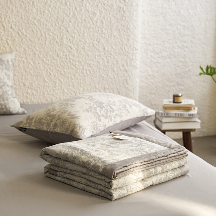 91家纺网 家纺一手货源 找家纺 宜代光年 2026新款60S水洗棉全棉纯棉三层纱色织提花夏被四件套系列 繁花-灰