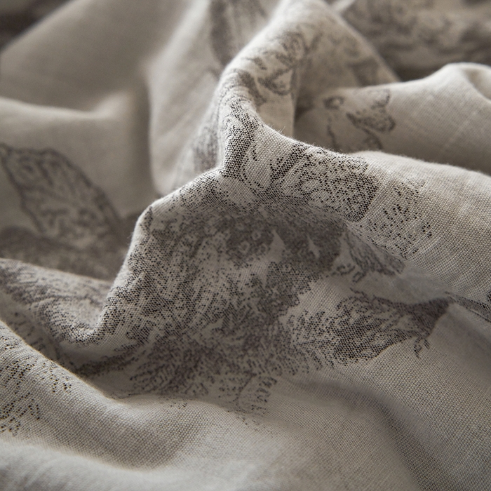 91家纺网 家纺一手货源 找家纺 宜代光年 2026新款60S水洗棉全棉纯棉三层纱色织提花夏被四件套系列 执笔水墨-灰