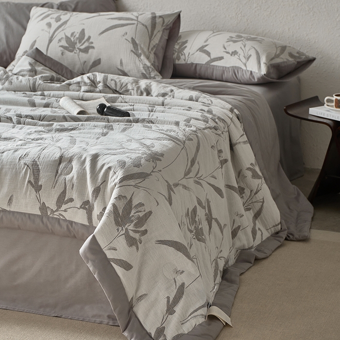 91家纺网 家纺一手货源 找家纺 宜代光年 2026新款60S水洗棉全棉纯棉三层纱色织提花夏被四件套系列 林逾静-灰