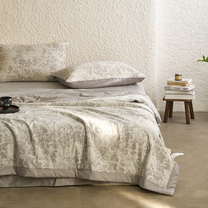 91家纺网 家纺一手货源 找家纺 宜代光年 2026新款60S水洗棉全棉纯棉三层纱色织提花夏被四件套系列 繁花-灰