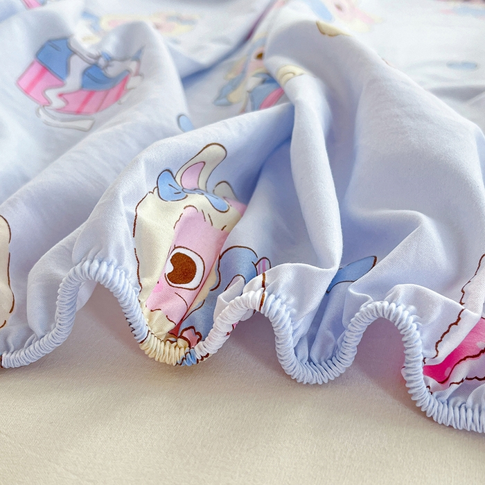 91家纺网 家纺一手货源 找家纺 梦卓家纺 2026新款印花卡通系列亲肤水洗棉床笠 木马小布