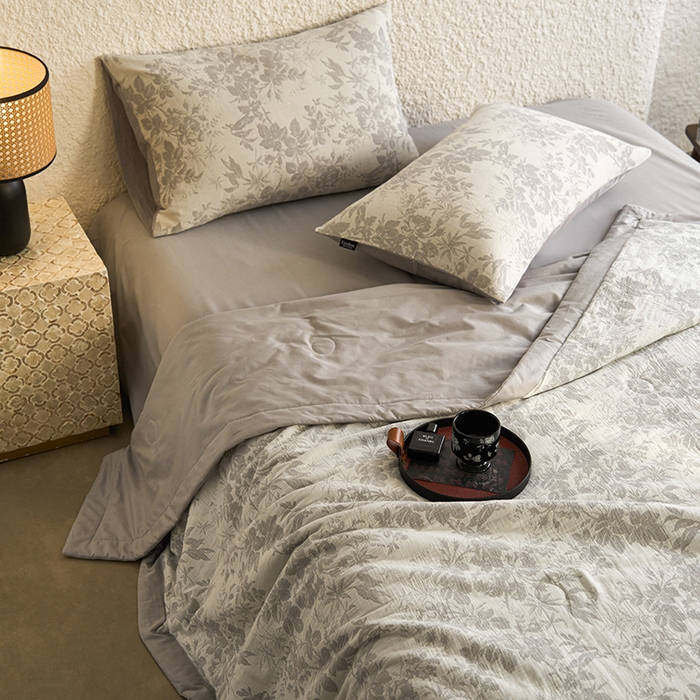 91家纺网 家纺一手货源 找家纺 宜代光年 2026新款60S水洗棉全棉纯棉三层纱色织提花夏被四件套系列 繁花-灰