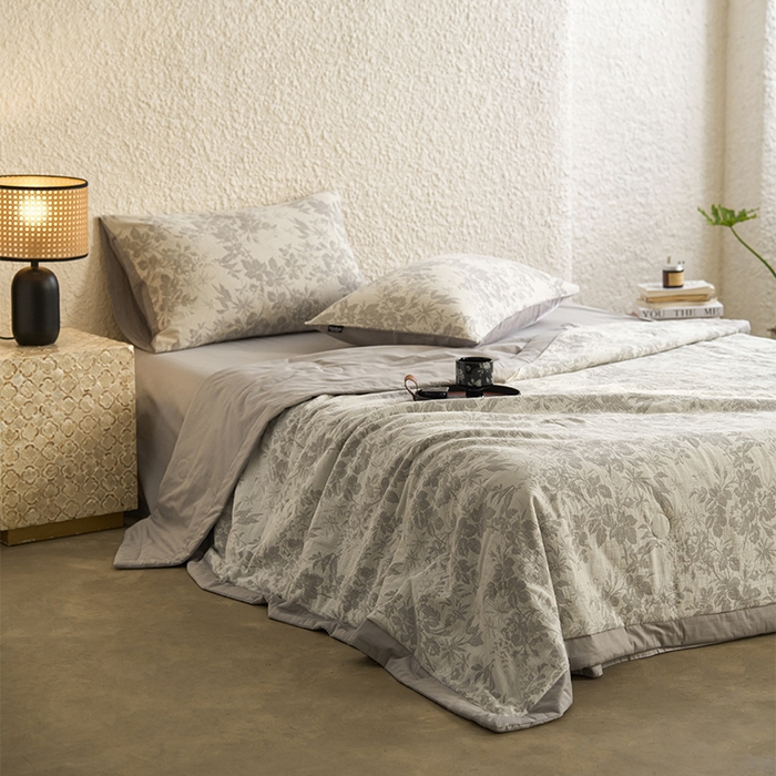 91家纺网 家纺一手货源 找家纺 宜代光年 2026新款60S水洗棉全棉纯棉三层纱色织提花夏被四件套系列 繁花-灰