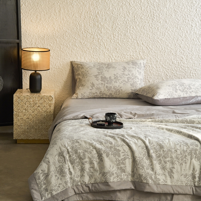 91家纺网 家纺一手货源 找家纺 宜代光年 2026新款60S水洗棉全棉纯棉三层纱色织提花夏被四件套系列 繁花-灰