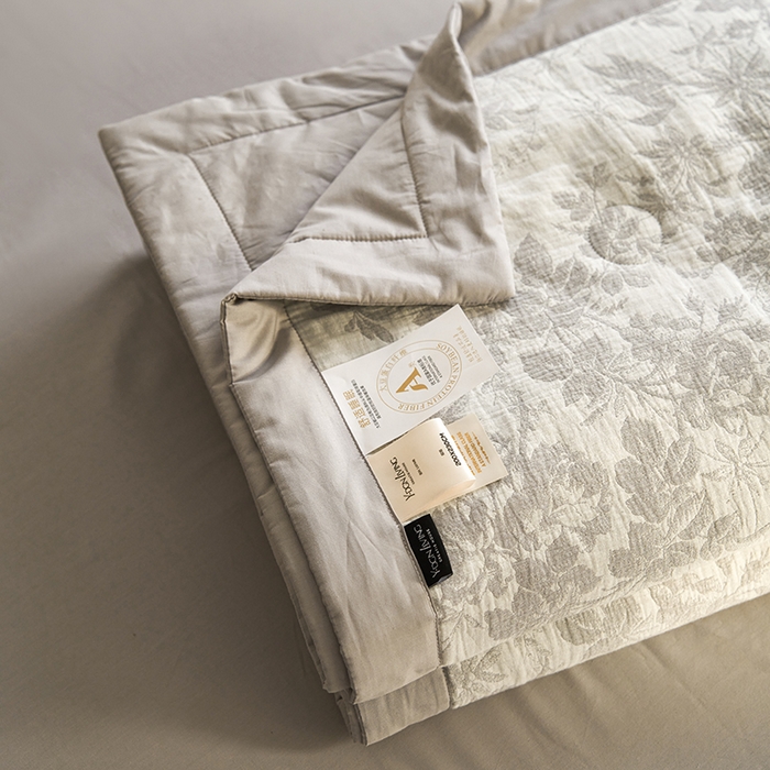 91家纺网 家纺一手货源 找家纺 宜代光年 2026新款60S水洗棉全棉纯棉三层纱色织提花夏被四件套系列 繁花-灰