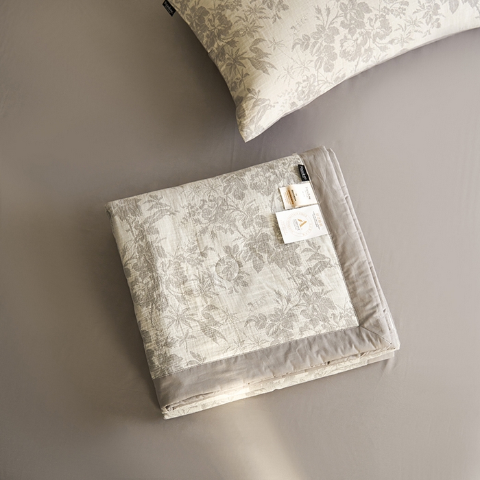 91家纺网 家纺一手货源 找家纺 宜代光年 2026新款60S水洗棉全棉纯棉三层纱色织提花夏被四件套系列 繁花-灰