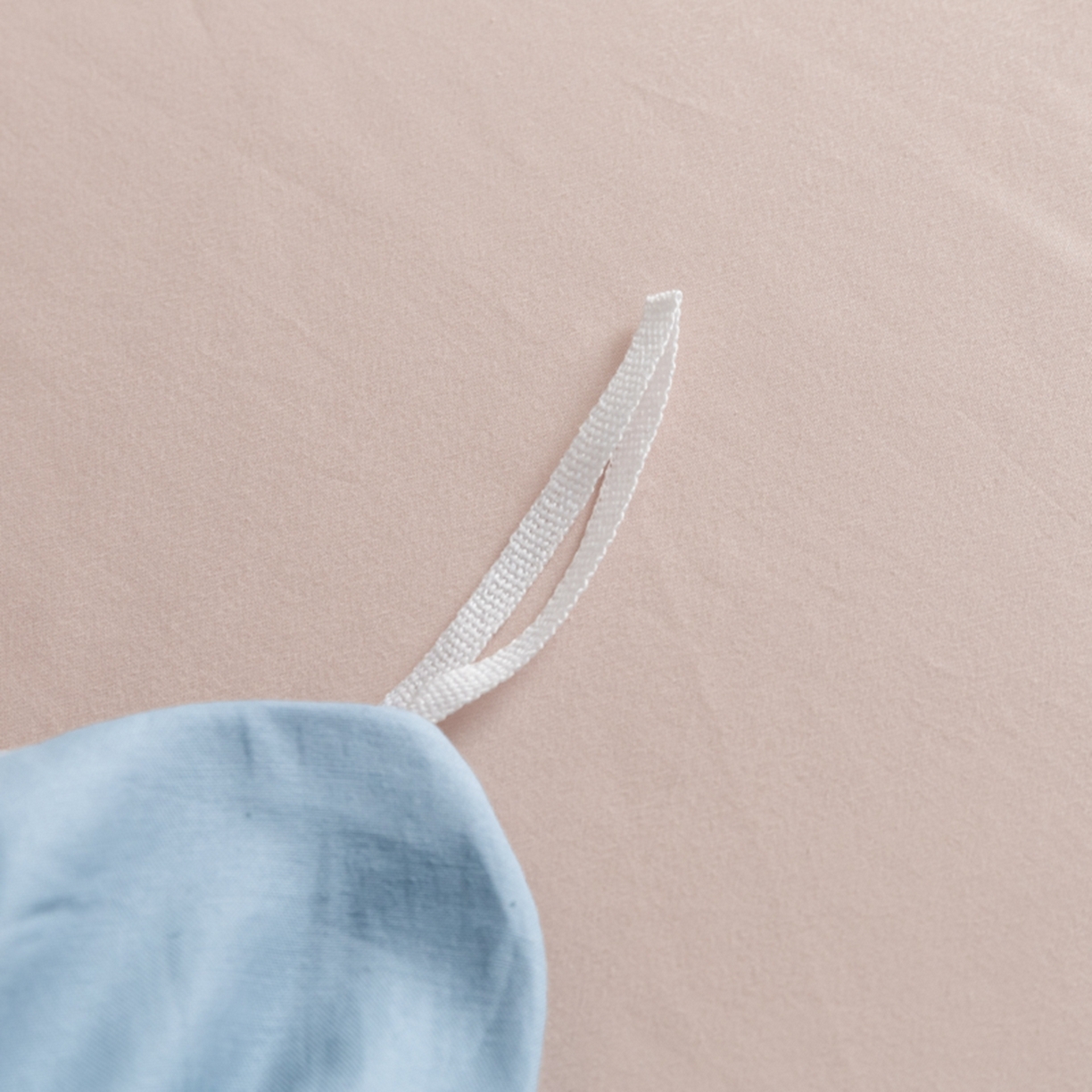 91家纺网 家纺一手货源 找家纺 秀色家纺 2026新款高端100pro新疆长绒棉床上四件套全棉纯棉四季纯色双拼高级感礼品团购四件套-米朵 米朵-蓝莓粉