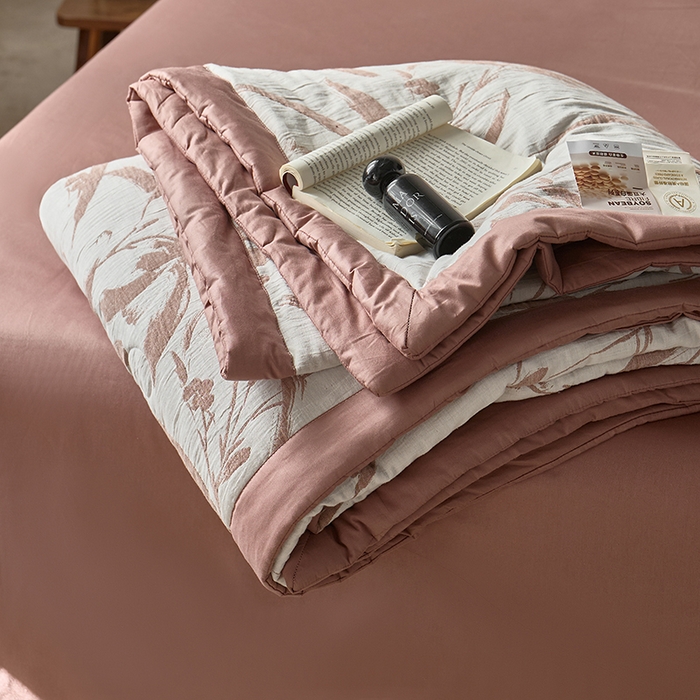 91家纺网 家纺一手货源 找家纺 宜代光年 2026新款60S水洗棉全棉纯棉三层纱色织提花夏被四件套系列 林逾静-橘