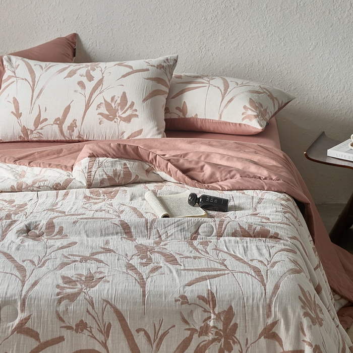 91家纺网 家纺一手货源 找家纺 宜代光年 2026新款60S水洗棉全棉纯棉三层纱色织提花夏被四件套系列 林逾静-橘