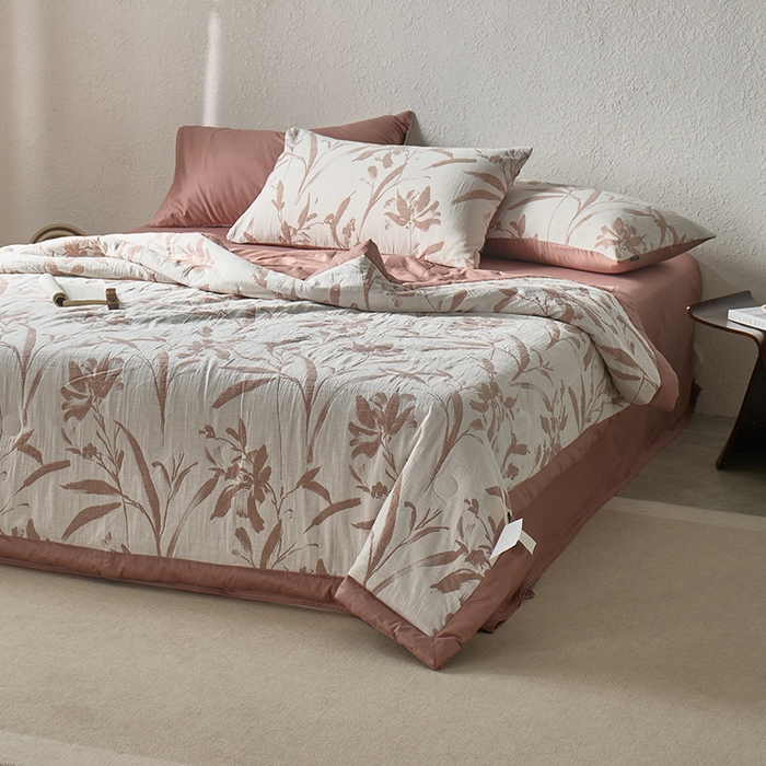 91家纺网 家纺一手货源 找家纺 宜代光年 2026新款60S水洗棉全棉纯棉三层纱色织提花夏被四件套系列 林逾静-橘