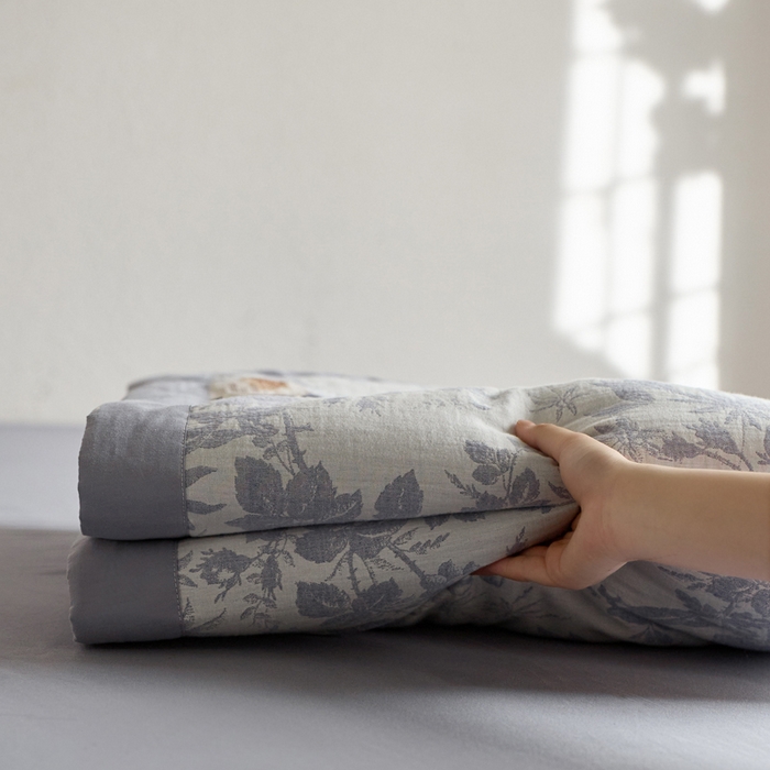 91家纺网 家纺一手货源 找家纺 宜代光年 2026新款60S水洗棉全棉纯棉三层纱色织提花夏被四件套系列 繁花-紫