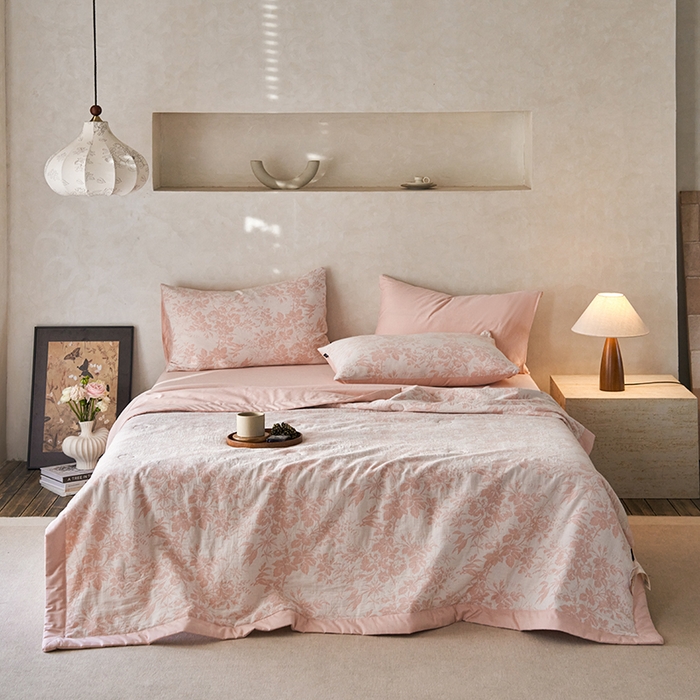 91家纺网 家纺一手货源 找家纺 宜代光年 2026新款60S水洗棉全棉纯棉三层纱色织提花夏被四件套系列 繁花-粉