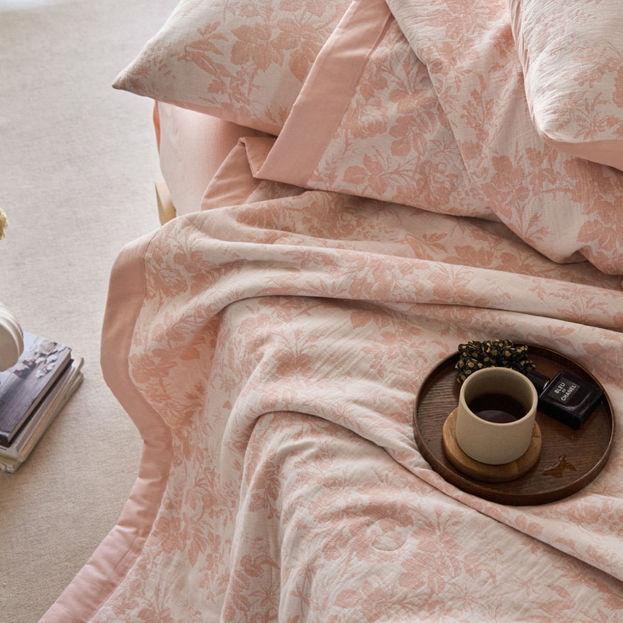 91家纺网 家纺一手货源 找家纺 宜代光年 2026新款60S水洗棉全棉纯棉三层纱色织提花夏被四件套系列 繁花-粉