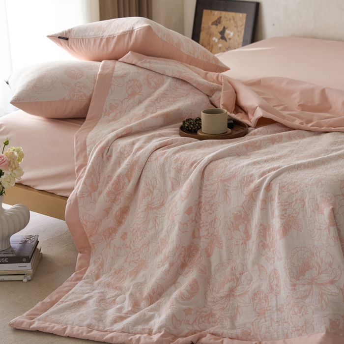 91家纺网 家纺一手货源 找家纺 宜代光年 2026新款60S水洗棉全棉纯棉三层纱色织提花夏被四件套系列 牡丹-粉