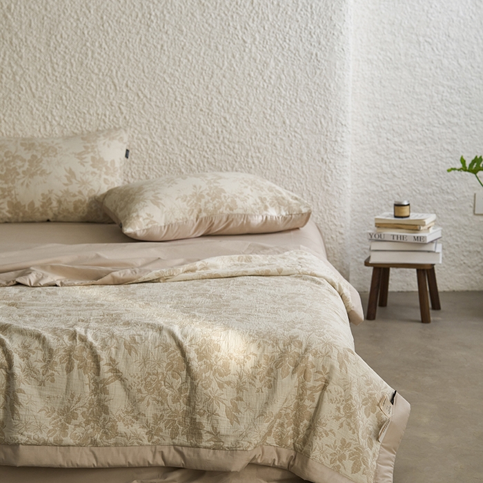 91家纺网 家纺一手货源 找家纺 宜代光年 2026新款60S水洗棉全棉纯棉三层纱色织提花夏被四件套系列 繁花-咖