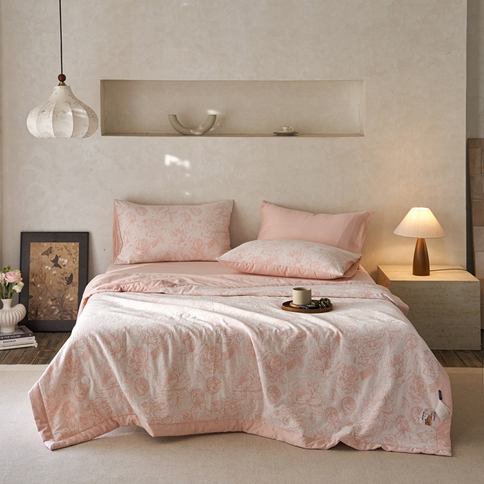 91家纺网 家纺一手货源 找家纺 宜代光年 2026新款60S水洗棉全棉纯棉三层纱色织提花夏被四件套系列 牡丹-粉