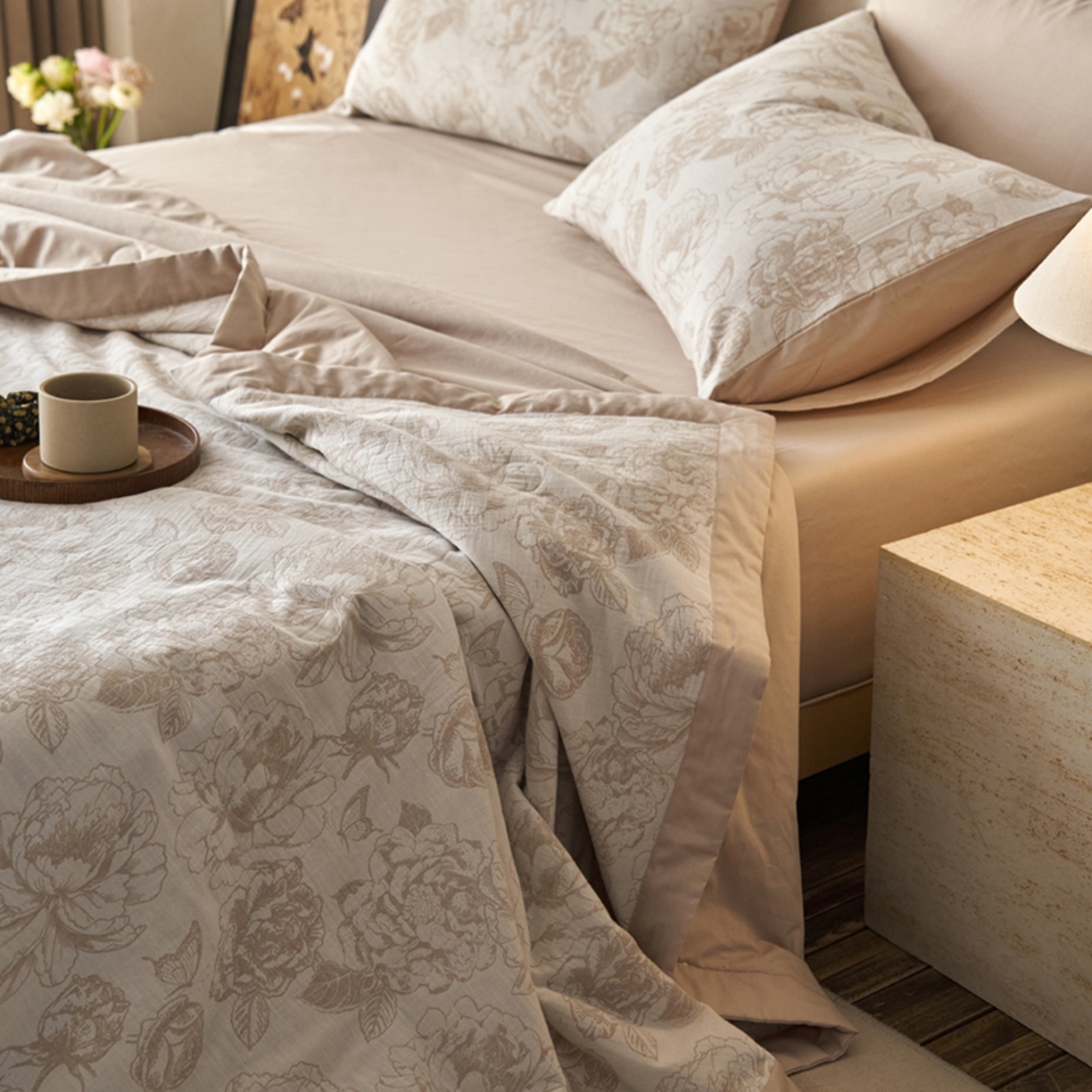 91家纺网 家纺一手货源 找家纺 宜代光年 2026新款60S水洗棉全棉纯棉三层纱色织提花夏被四件套系列 牡丹-咖
