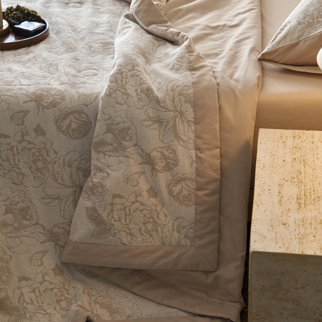 91家纺网 家纺一手货源 找家纺 宜代光年 2026新款60S水洗棉全棉纯棉三层纱色织提花夏被四件套系列 牡丹-咖