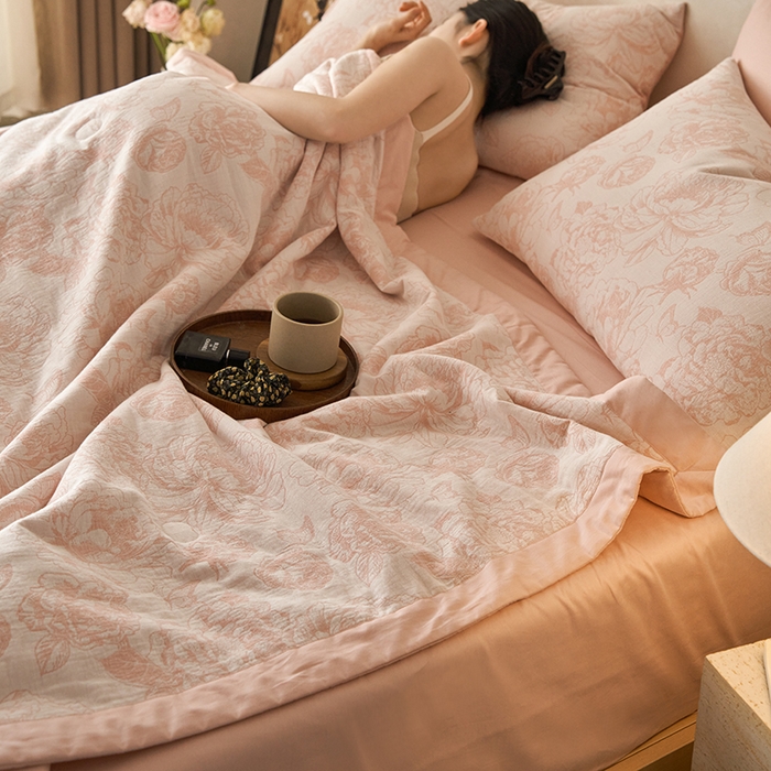 91家纺网 家纺一手货源 找家纺 宜代光年 2026新款60S水洗棉全棉纯棉三层纱色织提花夏被四件套系列 牡丹-粉
