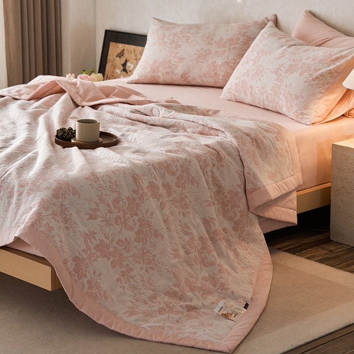 91家纺网 家纺一手货源 找家纺 宜代光年 2026新款60S水洗棉全棉纯棉三层纱色织提花夏被四件套系列 繁花-粉