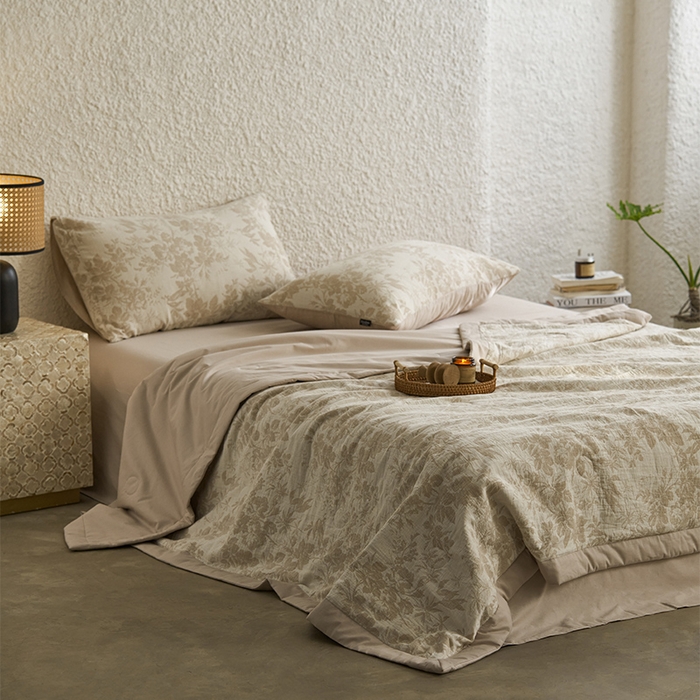 91家纺网 家纺一手货源 找家纺 宜代光年 2026新款60S水洗棉全棉纯棉三层纱色织提花夏被四件套系列 繁花-咖