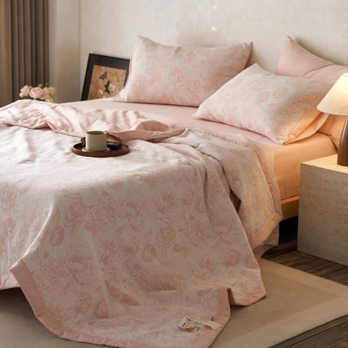 91家纺网 家纺一手货源 找家纺 宜代光年 2026新款60S水洗棉全棉纯棉三层纱色织提花夏被四件套系列 牡丹-粉