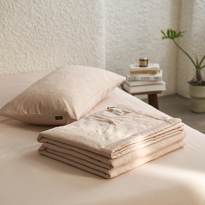 91家纺网 家纺一手货源 找家纺 宜代光年 2026新款60S水洗棉全棉纯棉三层纱色织提花夏被四件套系列 海棠