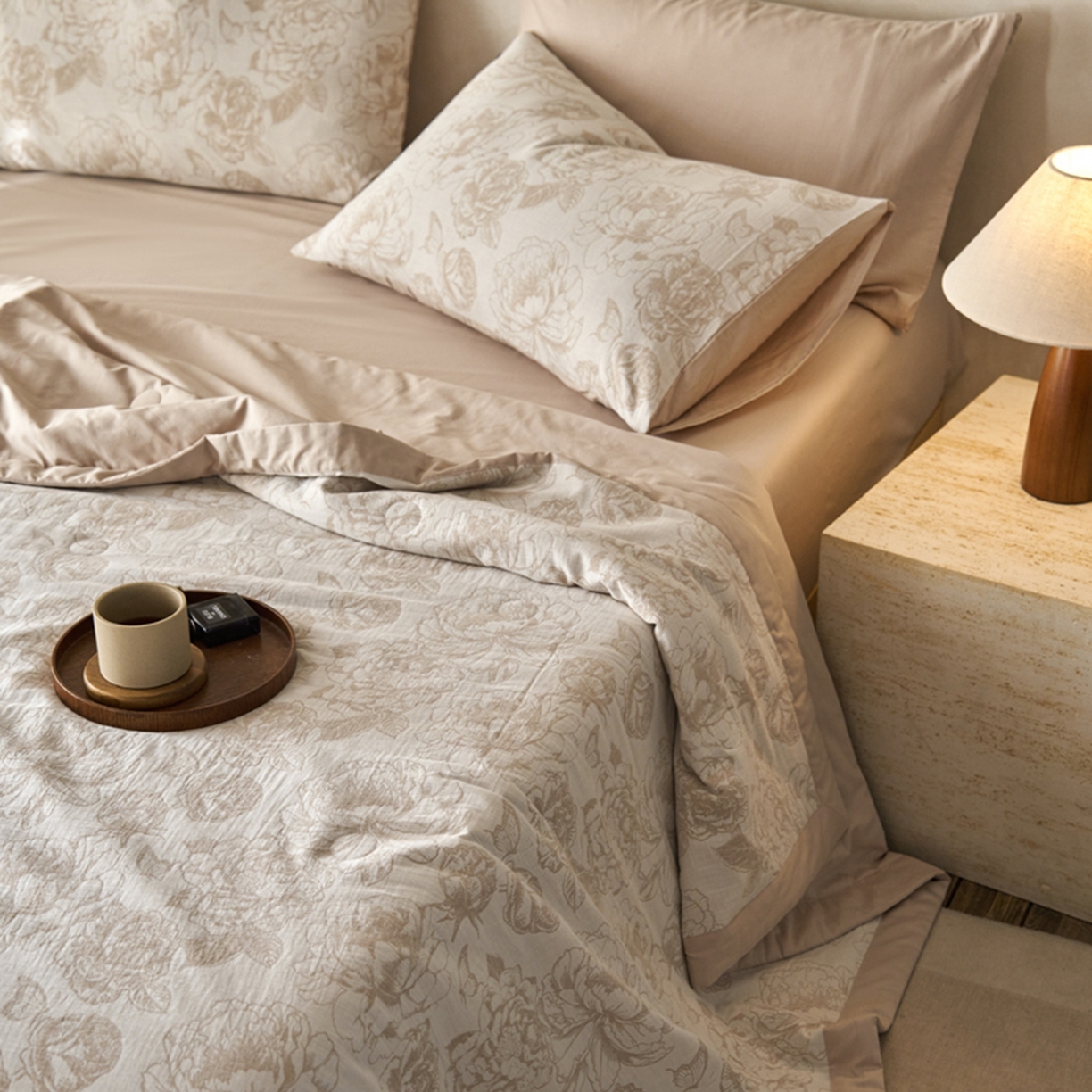 91家纺网 家纺一手货源 找家纺 宜代光年 2026新款60S水洗棉全棉纯棉三层纱色织提花夏被四件套系列 牡丹-咖