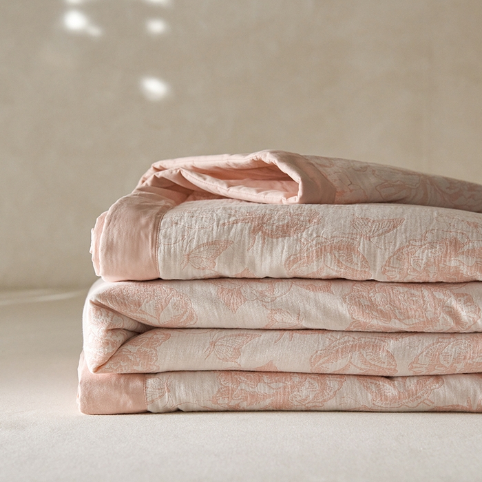 91家纺网 家纺一手货源 找家纺 宜代光年 2026新款60S水洗棉全棉纯棉三层纱色织提花夏被四件套系列 牡丹-粉