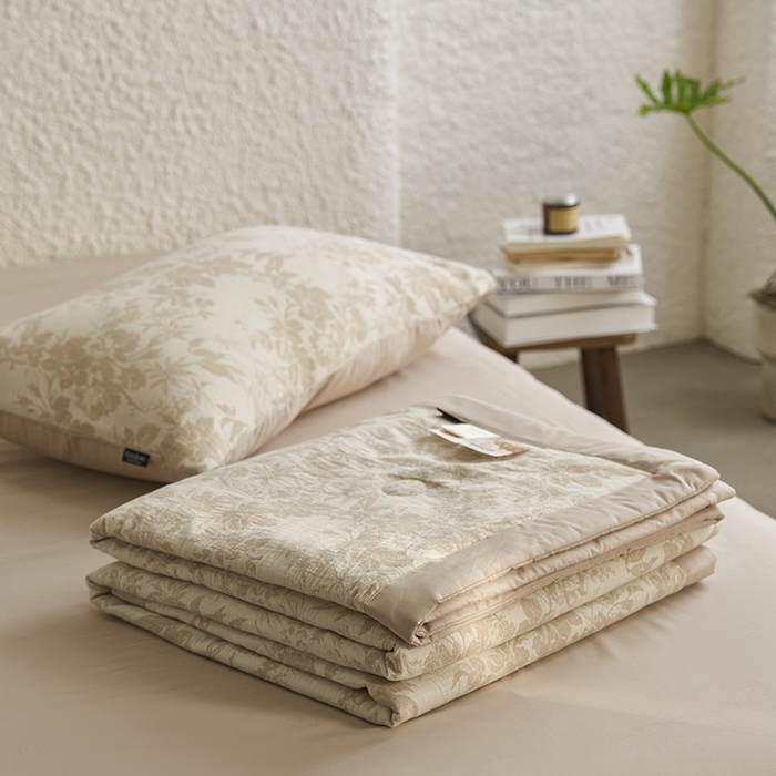 91家纺网 家纺一手货源 找家纺 宜代光年 2026新款60S水洗棉全棉纯棉三层纱色织提花夏被四件套系列 繁花-咖