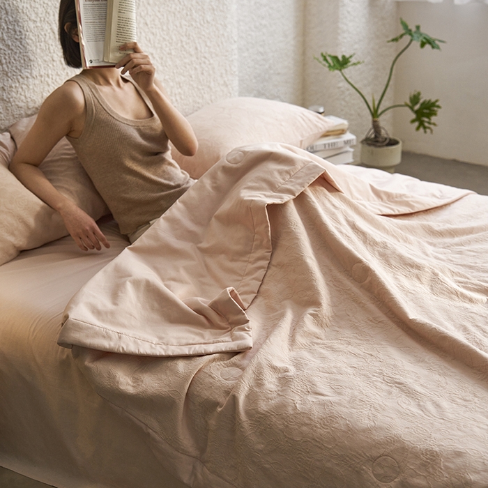 91家纺网 家纺一手货源 找家纺 宜代光年 2026新款60S水洗棉全棉纯棉三层纱色织提花夏被四件套系列 海棠