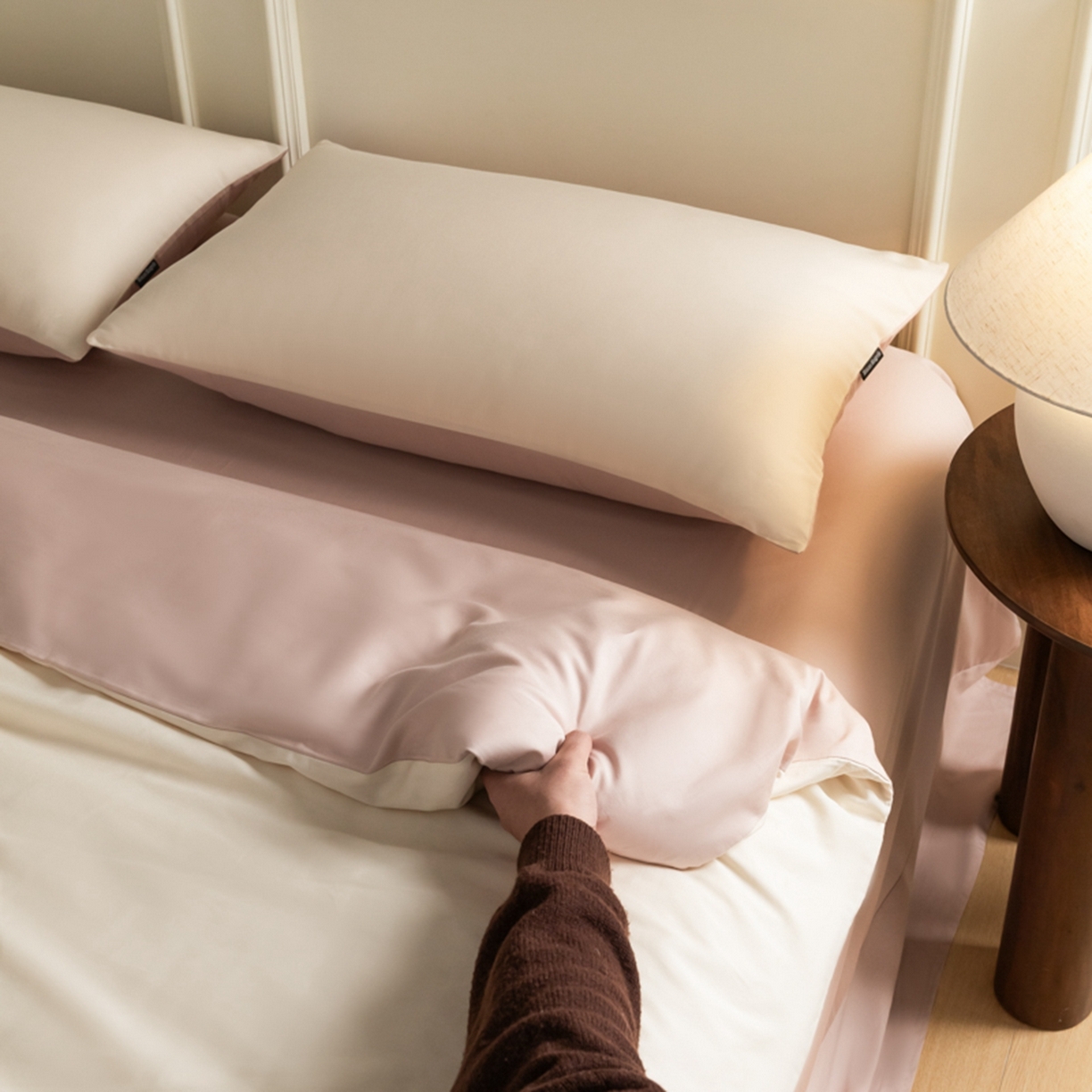 91家纺网 家纺一手货源 找家纺 秀色家纺 2026新款高端100pro新疆长绒棉床上四件套全棉纯棉四季纯色双拼高级感礼品团购四件套-米朵 米朵-蜜桃奶油