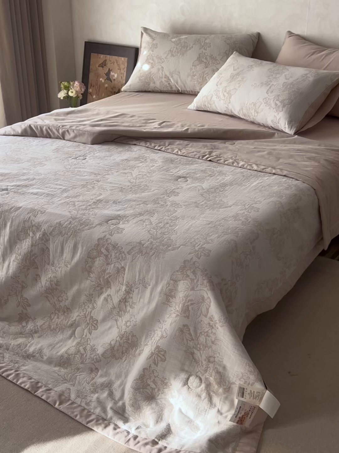 91家纺网 家纺一手货源 找家纺 宜代光年 2026新款60S水洗棉全棉纯棉三层纱色织提花夏被四件套系列 执笔水墨-咖