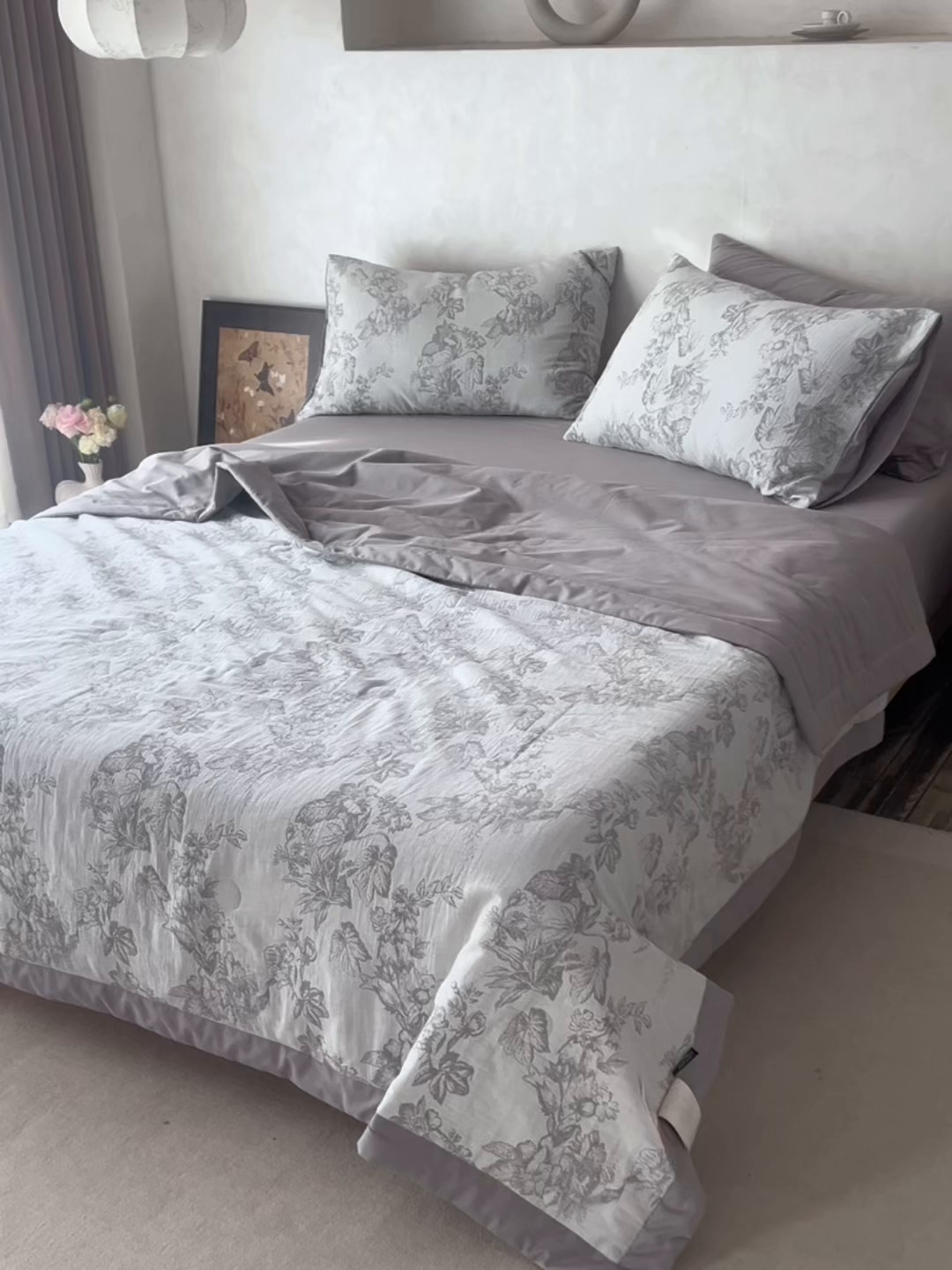 91家纺网 家纺一手货源 找家纺 宜代光年 2026新款60S水洗棉全棉纯棉三层纱色织提花夏被四件套系列 执笔水墨-灰