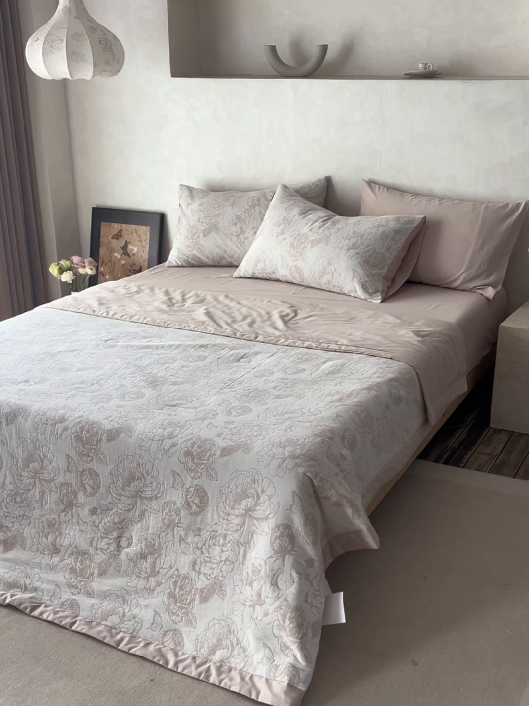 91家纺网 家纺一手货源 找家纺 宜代光年 2026新款60S水洗棉全棉纯棉三层纱色织提花夏被四件套系列 牡丹-咖