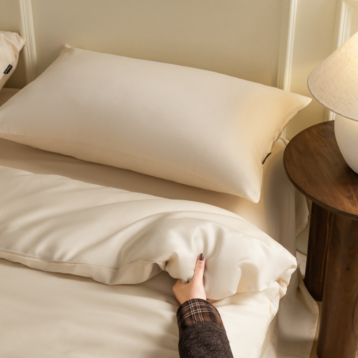 91家纺网 家纺一手货源 找家纺 秀色家纺 2026新款高端100pro新疆长绒棉床上四件套全棉纯棉四季纯色双拼高级感礼品团购四件套-米朵 米朵-奶昔白