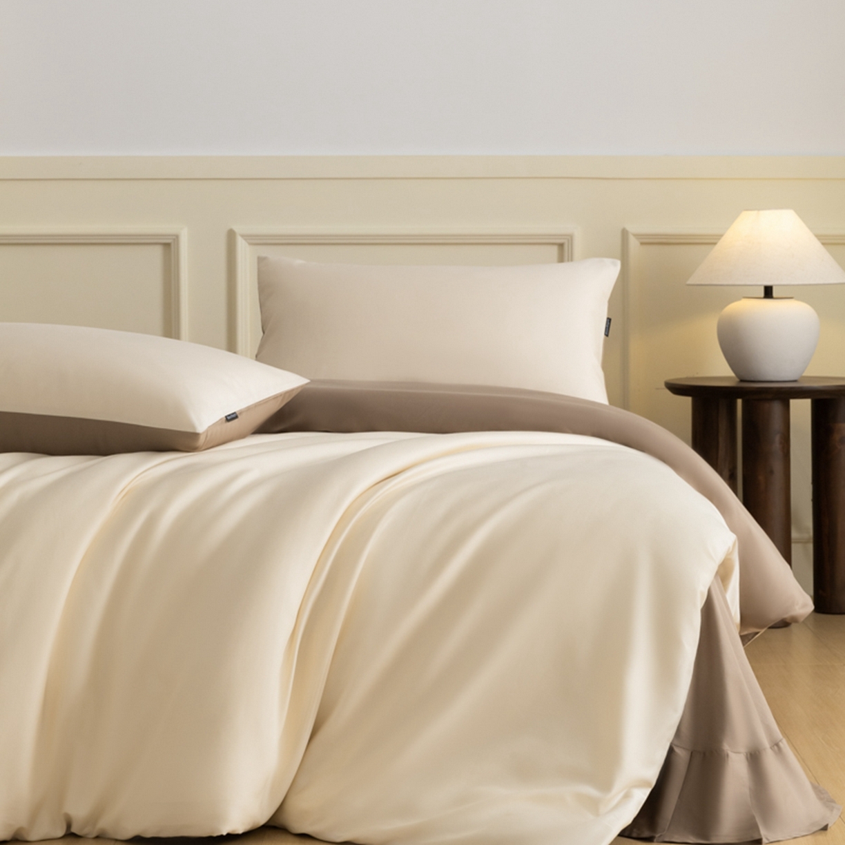 91家纺网 家纺一手货源 找家纺 秀色家纺 2026新款高端100pro新疆长绒棉床上四件套全棉纯棉四季纯色双拼高级感礼品团购四件套-米朵 米朵-奶昔白+亚麻咖